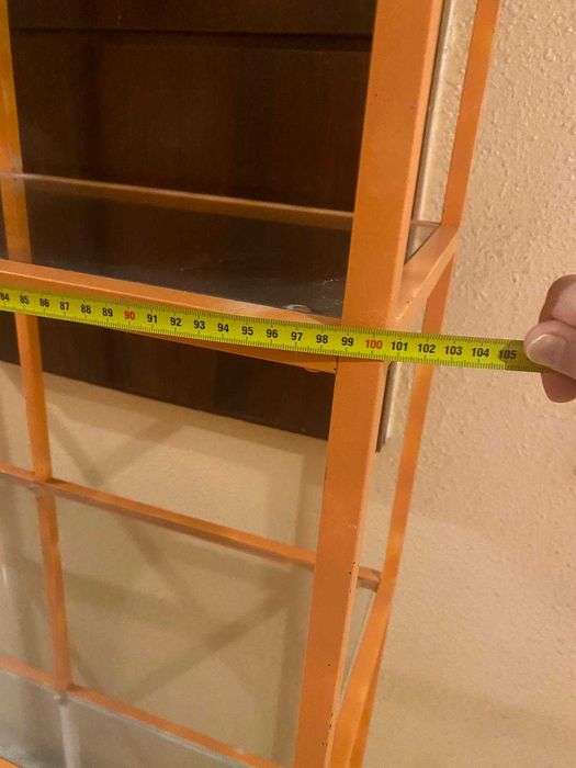 Estante em ferro com prateleiras em vidro