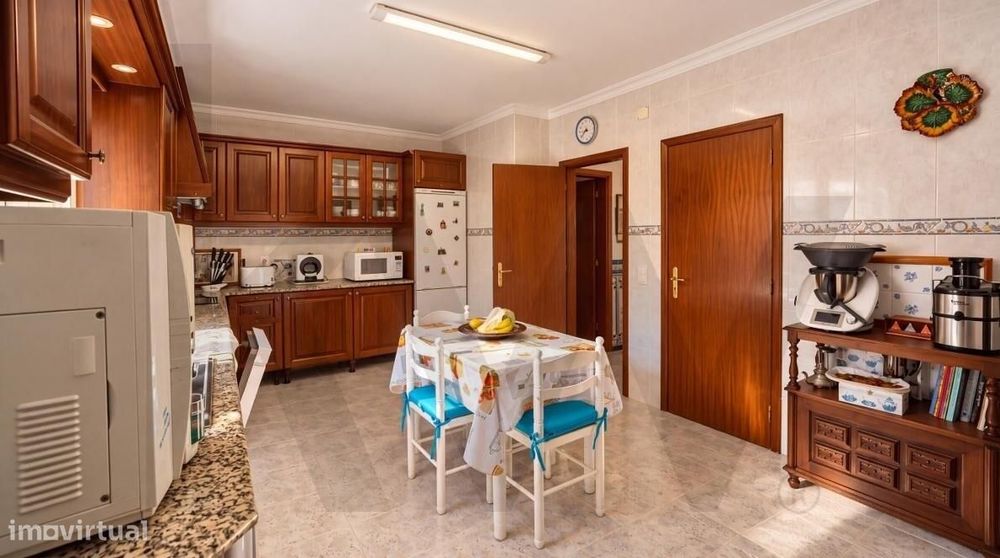 Moradia junto a Óbidos | 222 m2, garagem, sótão e excelente espaço ext
