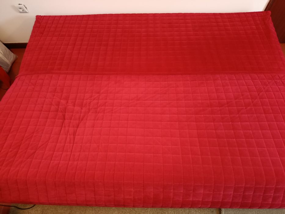 Sofá  cama devermelho aveludado.