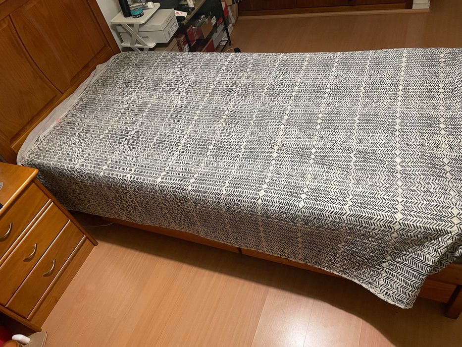 Cama de solteiro com colchão e mesa cabeceira, madeira maciça