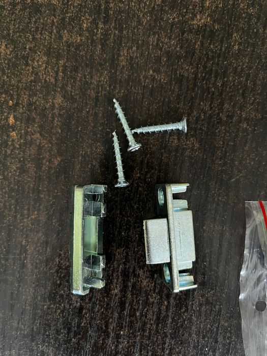 DOCISK WEWNĘTRZNY OKIENNY KRYTY metalowy - wkręty gratis