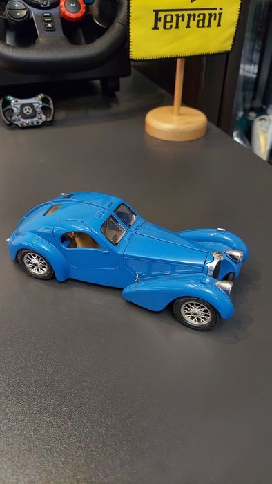 Модель 1/24 Bugatti Atlantic Burago Italy