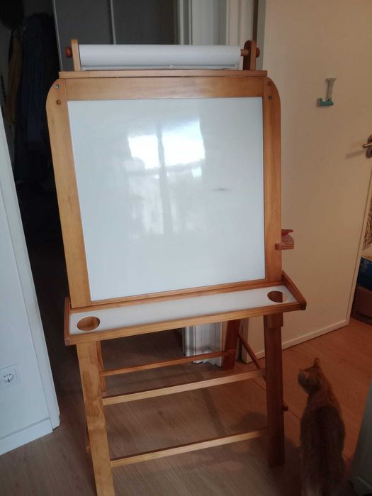 Quadro de giz e rolo papel, em madeira