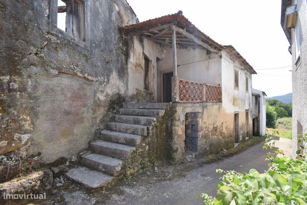 Moradia geminada T3 em Vila Nova de 146 m2