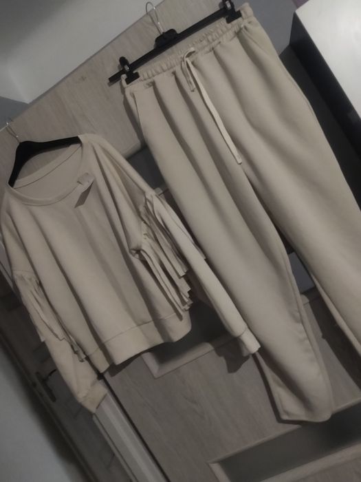 Nowy beżowy dres z frędzlami