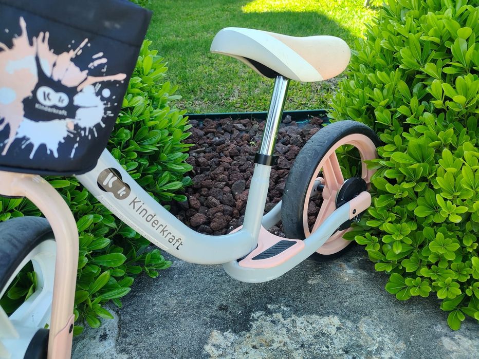 Bicicleta de menina sem pedais