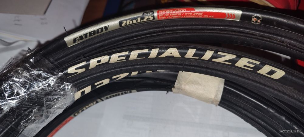 Sapatos speed (25) euros) e Pneus - 4 Pneus: 2 BTWin 25 x 700 (roda 2