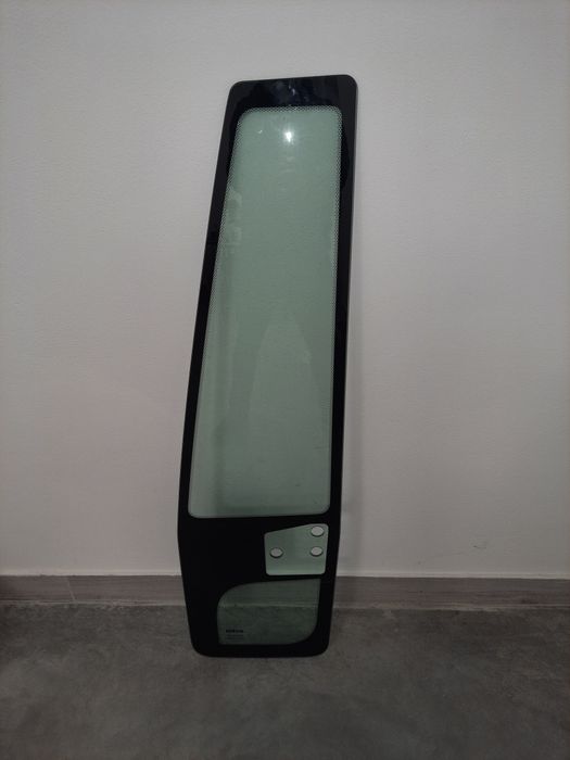 Скло дверей форточка Івеко