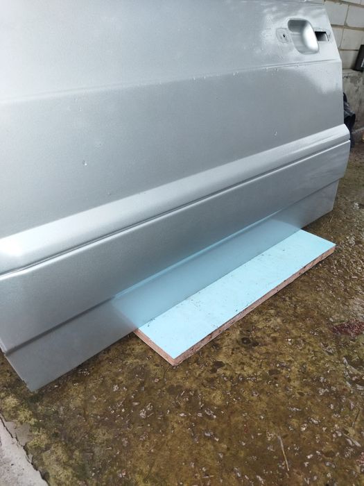 Двері до автомобіля ваз 2115.