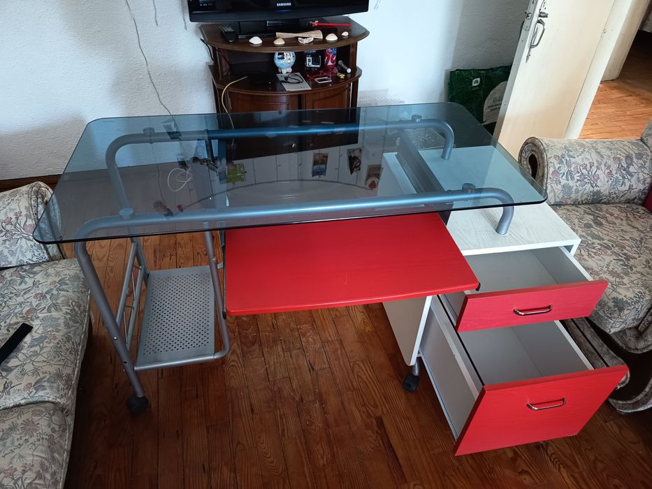 Secretária móvel com vários extras