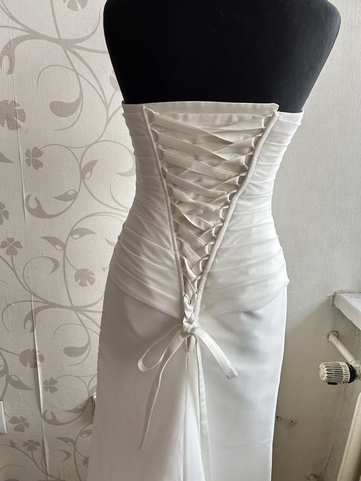 Prześliczna sukienka z tej epoki 2000