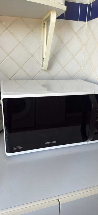 Micro-ondas Samsung branco.