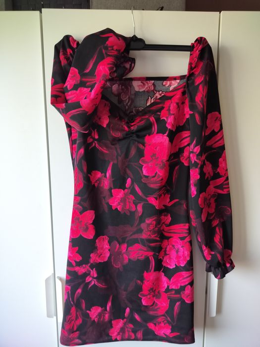 czarno-czerwona sukienka w kwiatki