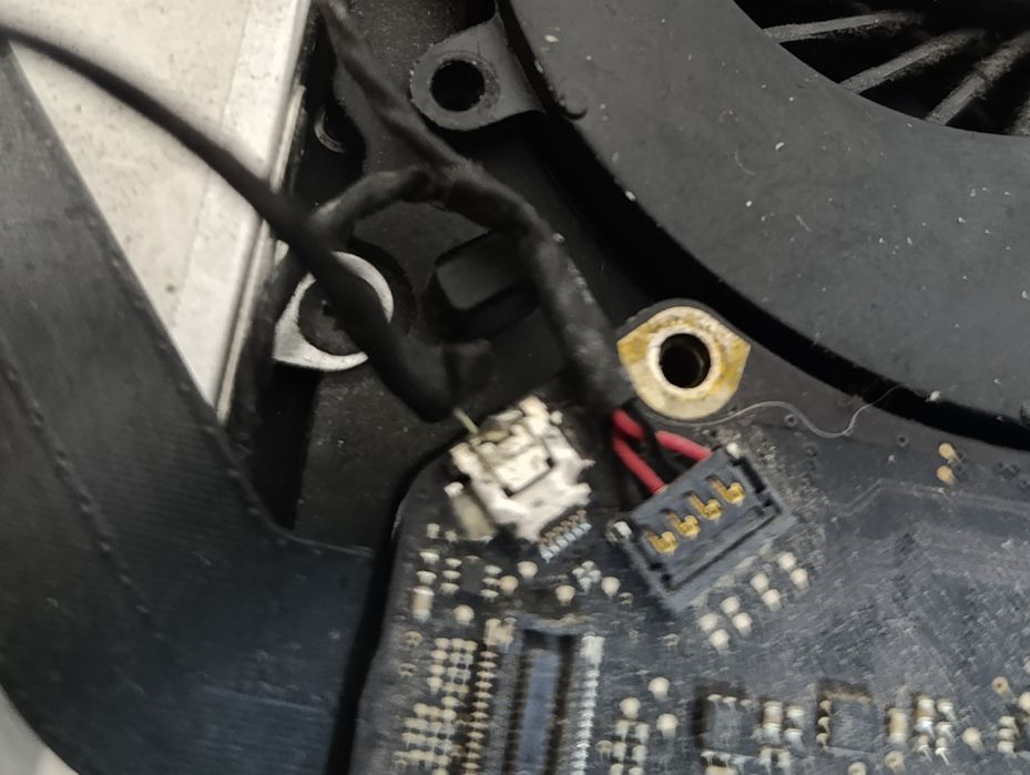 Apple MacBook на запчастини.Плата,матриця,батарея робочі