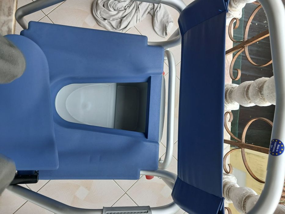 Vendo cadeira de banho com assento sanitário