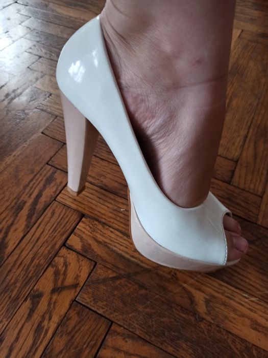 Лакові босоніжки білі ,лабутени , туфлі/37