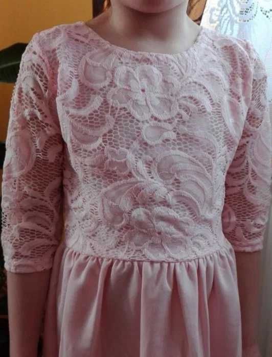 Sukienka z koronkowymi rękawami