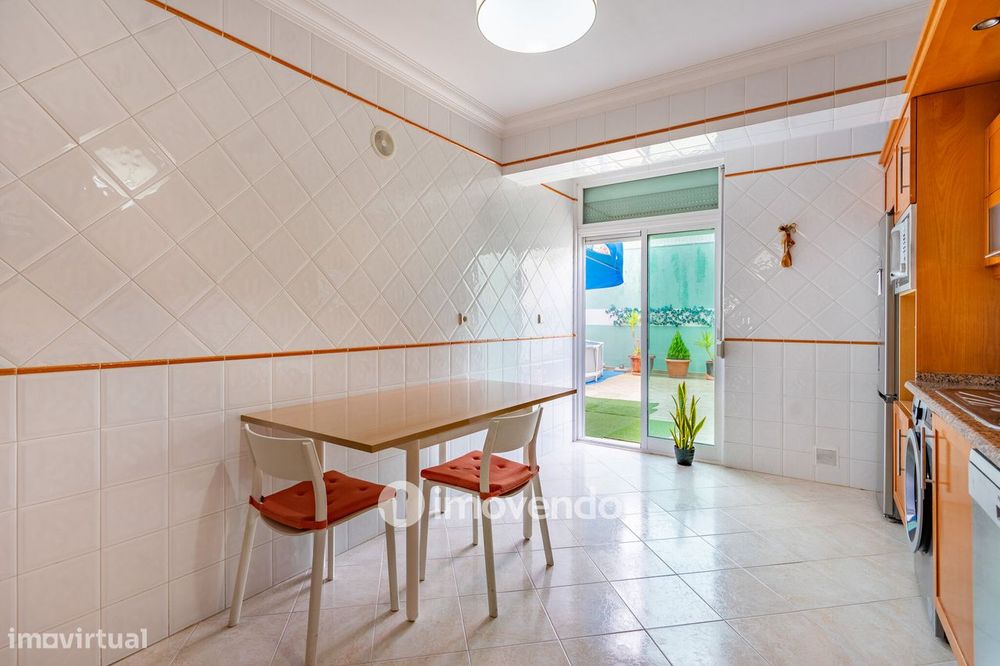 Apartamento T2 com estacionamento e terraço, em Vialonga