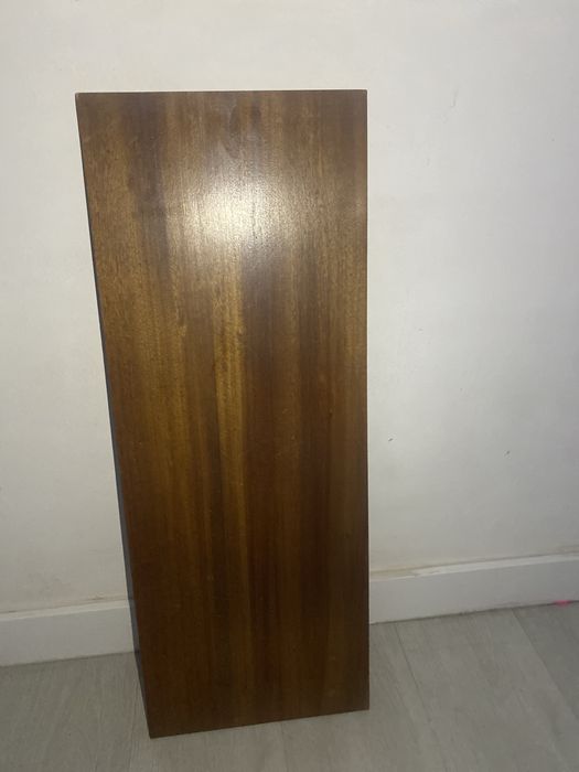 Esta é uma tábua de madeira pesada com muita grossa