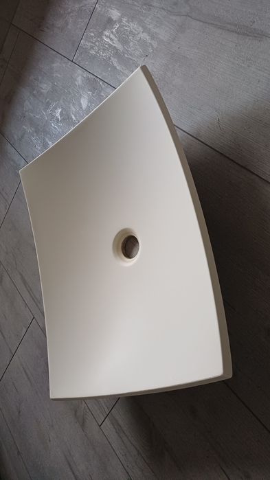 Umywalka nablatowa biała konglomerat