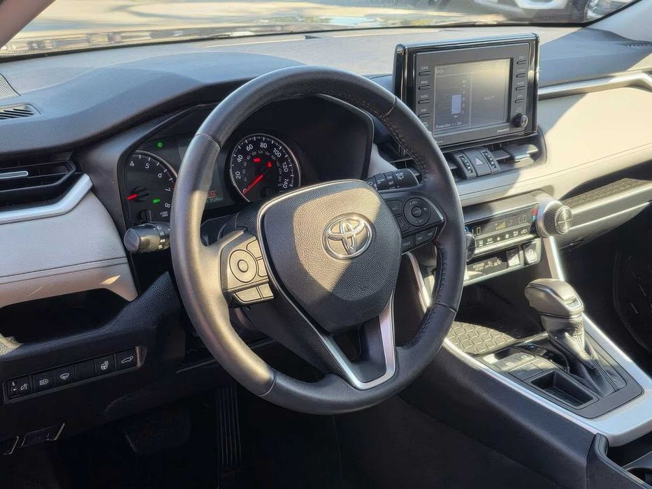 Toyota RAV4      2021