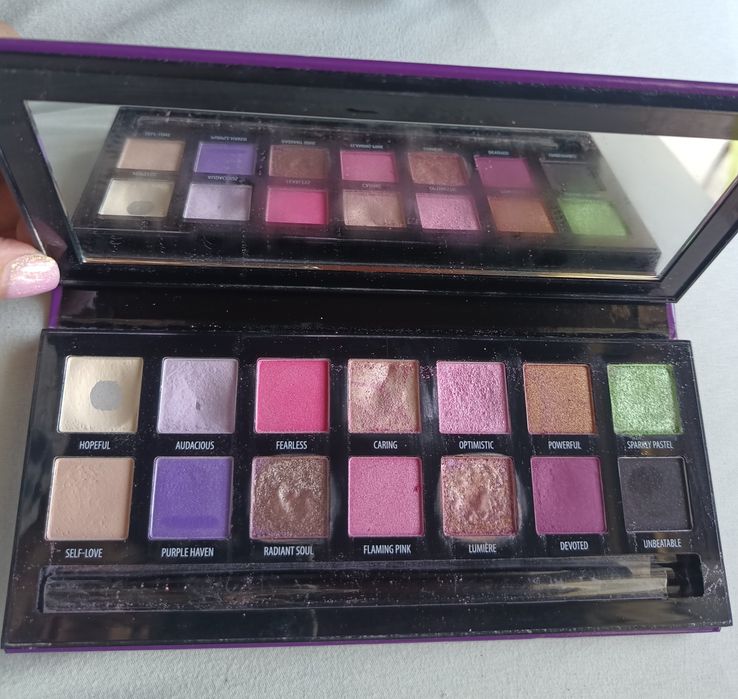Douglas paleta cieni x Ara Lumiere
