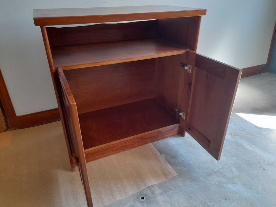 Móvel de madeira (muito usado)