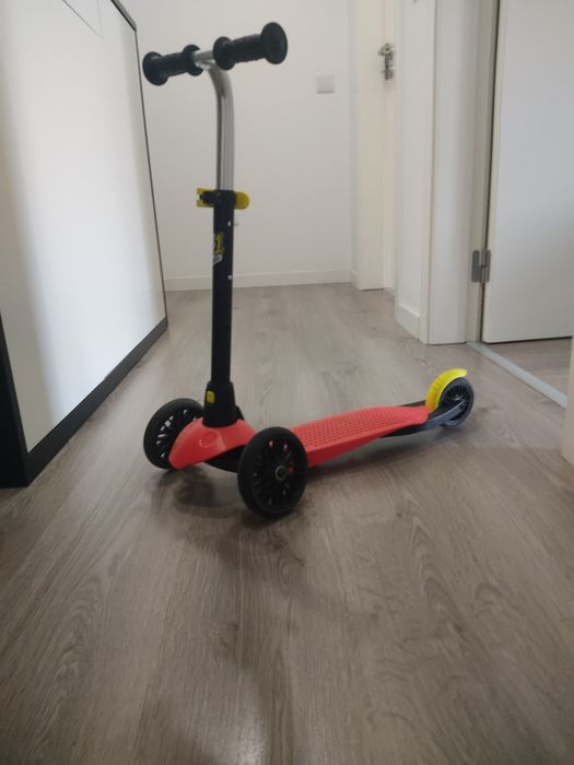 Vendo trotinetes de criança vermelha