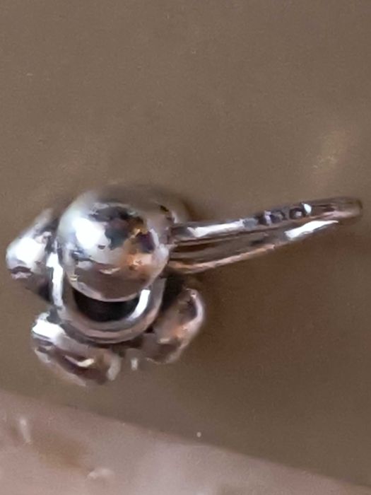 Srebrny kolczyk kwiat jabłoni śliczny wpinka