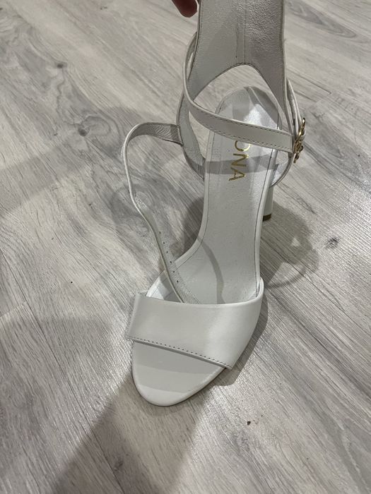 Ніжні,елегантні,босоніжки з натуральної шкіри,з перерлетами, на  нозі