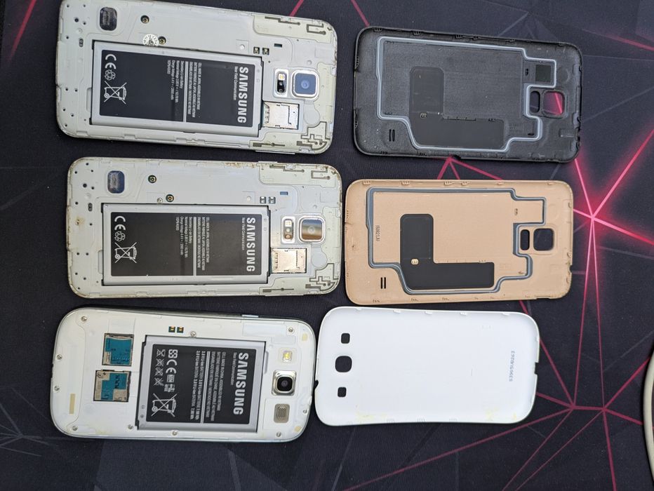 Trzy telefony Samsung