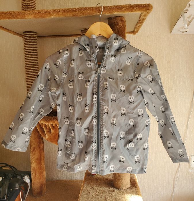 Дитяча ветрівка з хелловінськіми мотивами