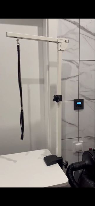 Wysięgnik do stołu groomerskiego