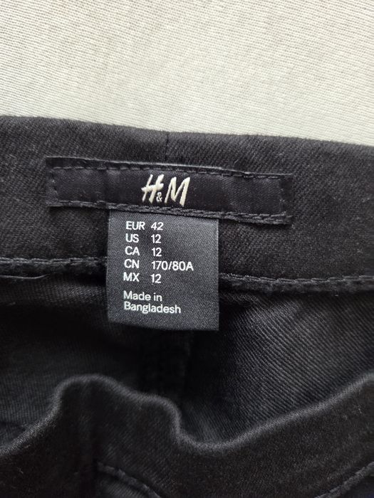 Czarne spodnie damskie marki H&M rozmiar 42