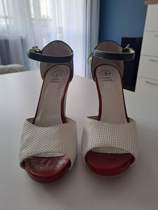 Buty na koturnie
