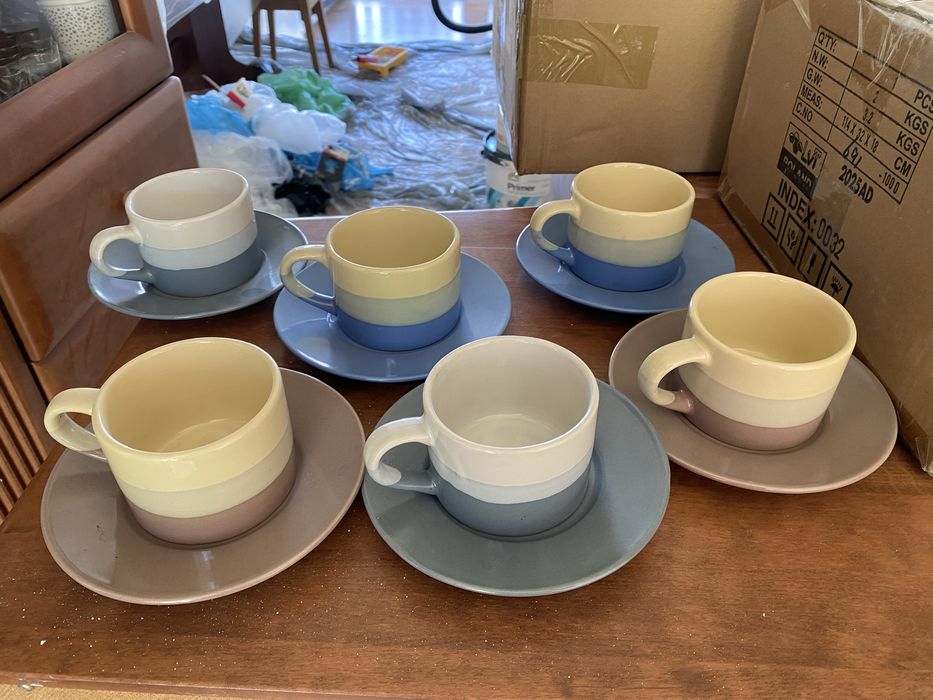 Ceramiczne filizanki ze spodkiem