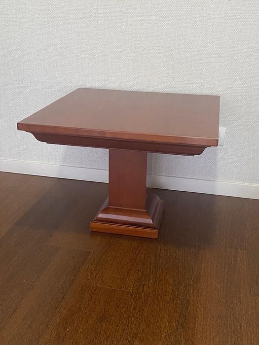 Mesa de apoio de madeira castanha