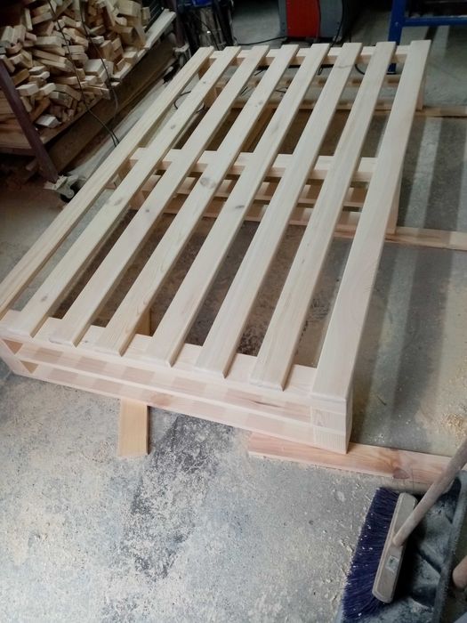 Łóżko tarasowe z palet