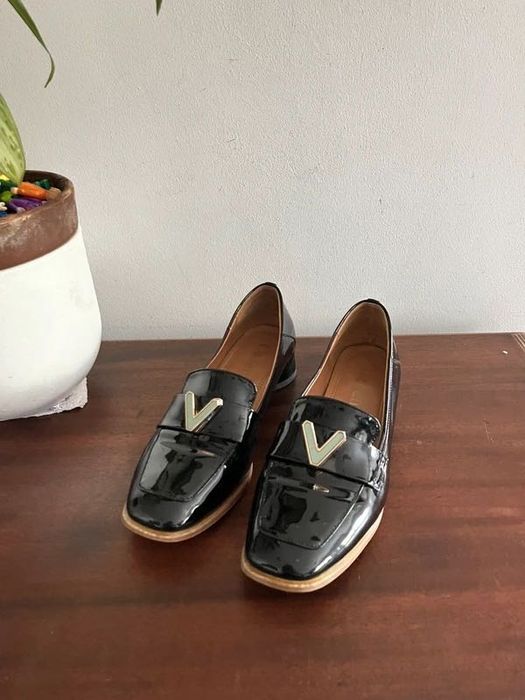Sapatos estilo mocassim em verniz preto com detalhe dourado elegante 39