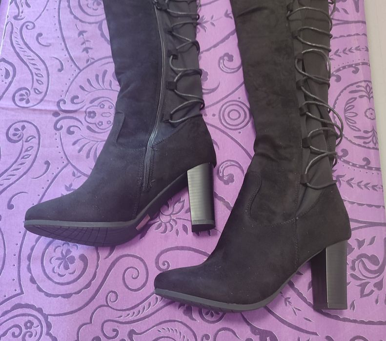 Botas acima do joelho pretas  - Novo

- Tamanhos: 40

Os portes são a