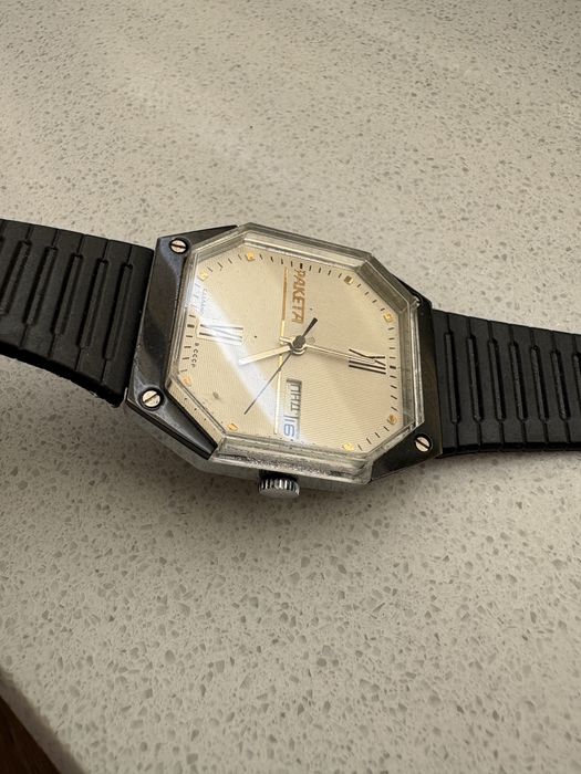 Stary zegarek nakręcany Raketa