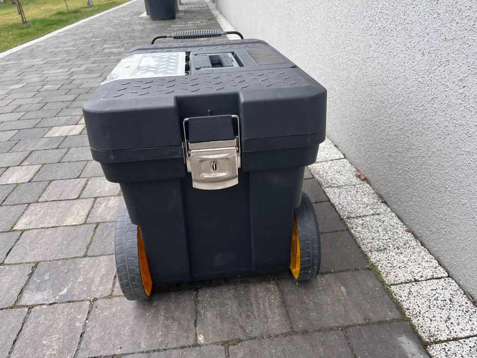 Narzędziowa skrzynka na kółkach Stanley 53l