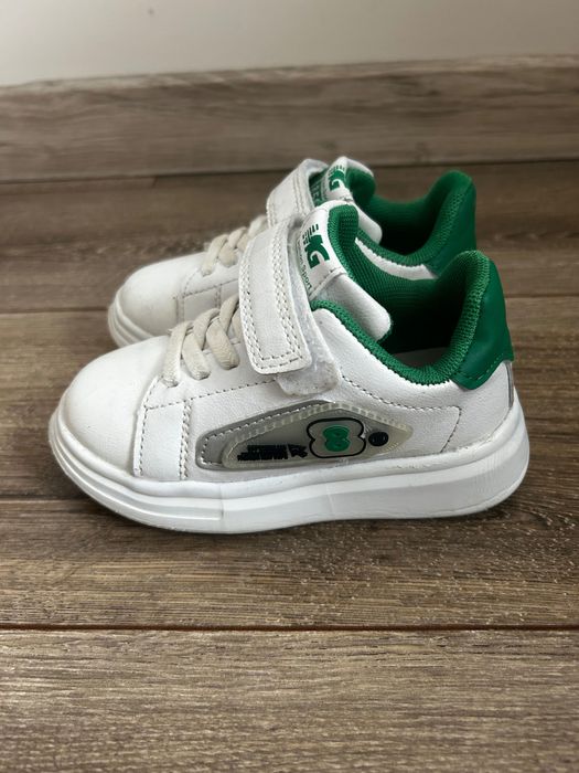 Дитячі кросівки.