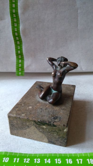Figurka , akt kobiety z brązu zamienię