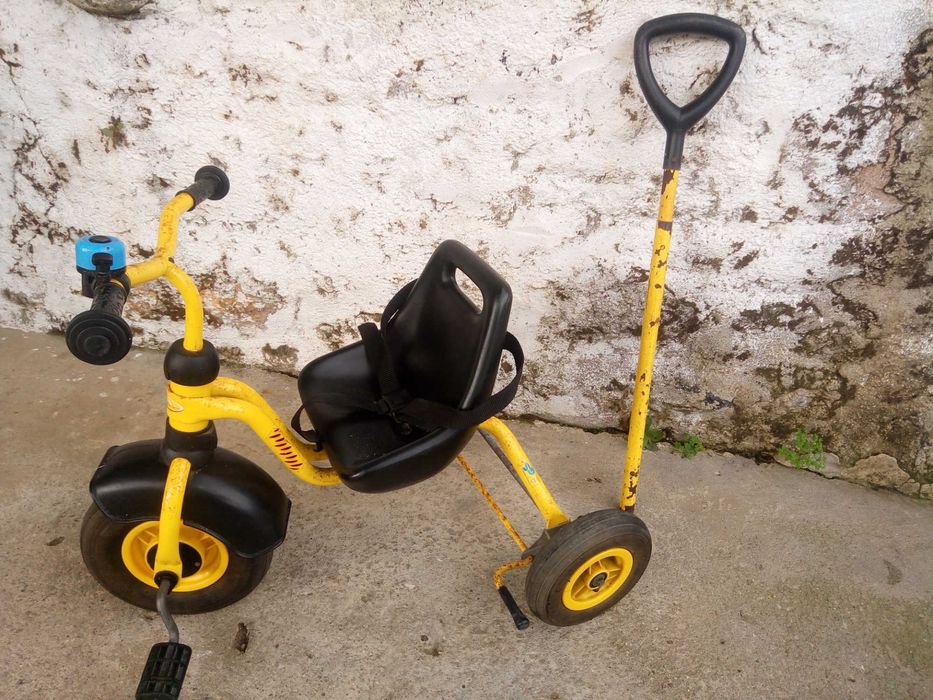 Triciclo com rodas de pneu e camera de ar