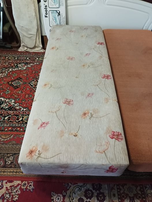 Кровать односпальная. Диван.