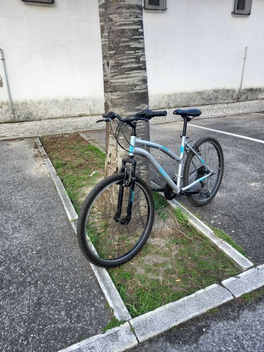 Bicicleta todo o terreno aro 26 cinzenta com acabamentos azuis