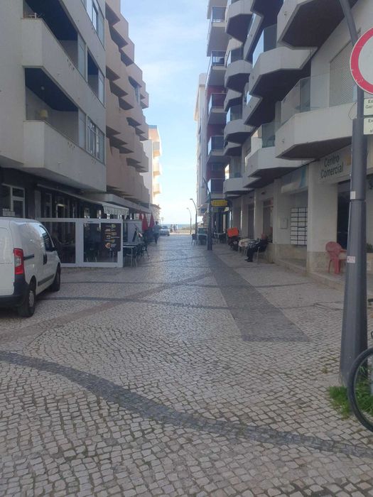 No Centro de Armação de Pera. E a 100 metros da Praia