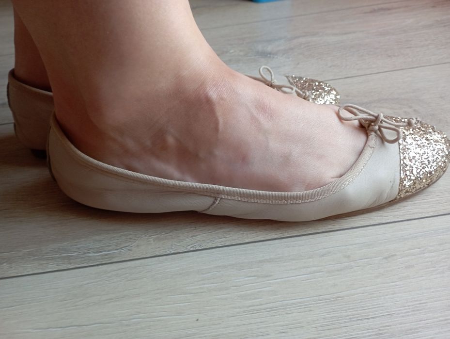 Oddam za 70 zł skórzane buty baleriny beż rozmiar 41