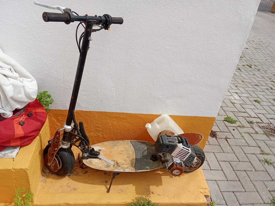 Trotineta com motor com a porda partida precisa de depósito e uma limpeza so motor